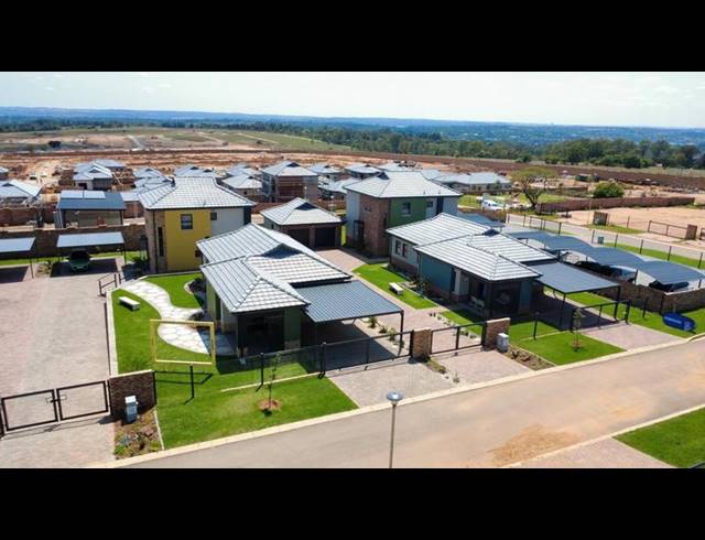 3 BEDROOM TOWNHOUSE FOR SALE IN COSMO CITY